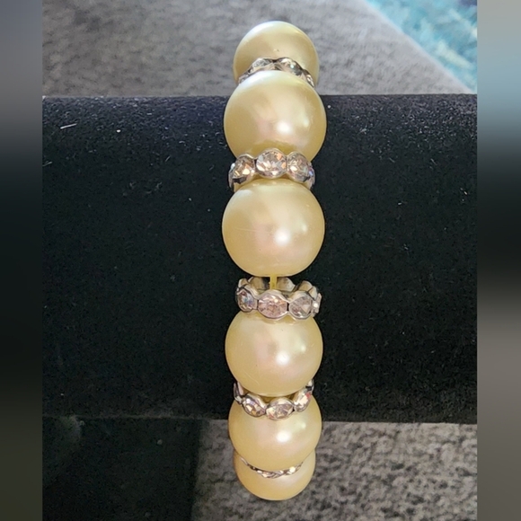 Elegant Cream Faux Pearl Stretch Bracelet - Picture 1 of 2